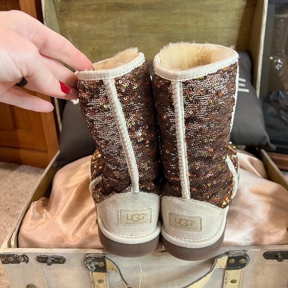 Bronze Ugg sequins boots with fuzzy box - Picture 4 of 12